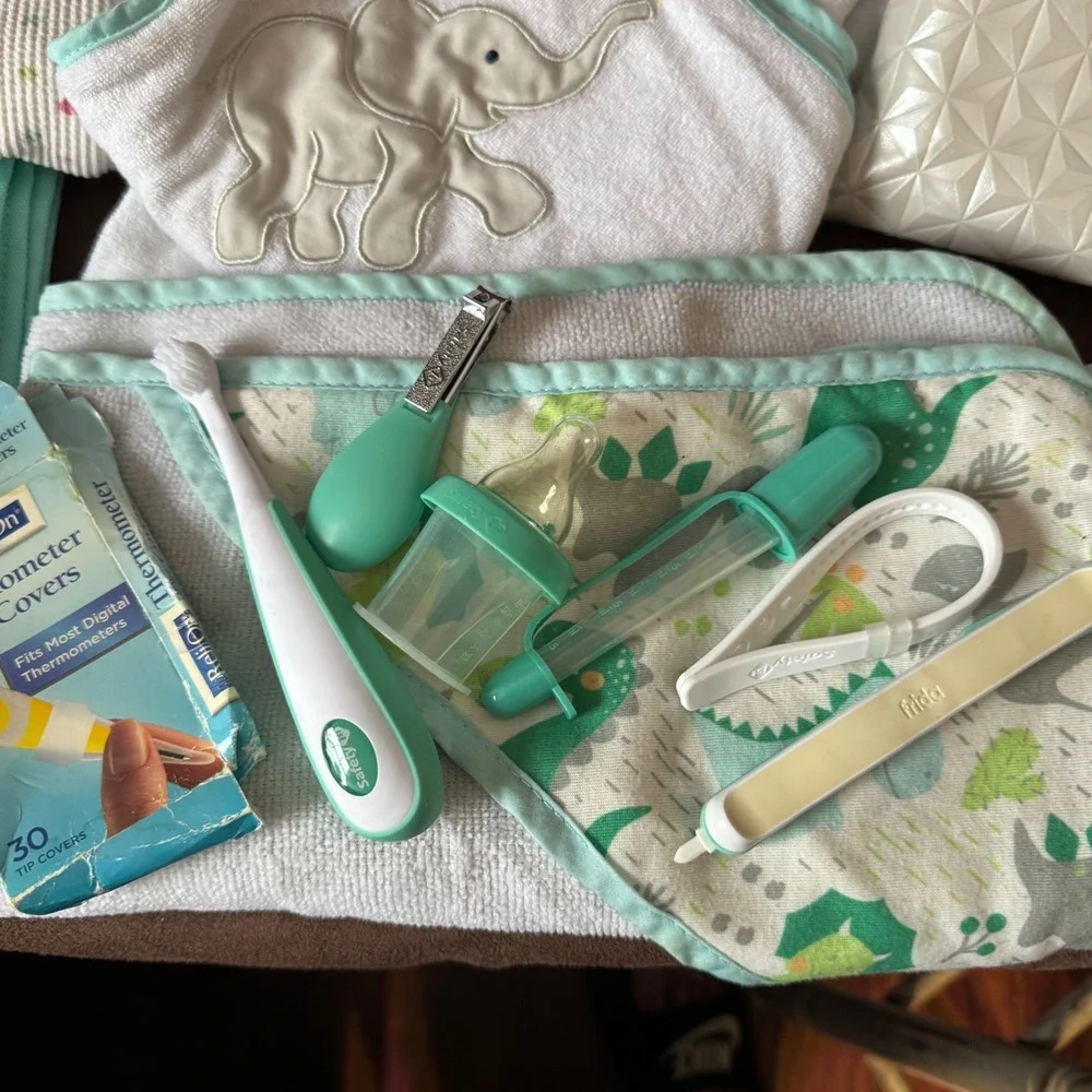 Baby Bath & Grooming Bundle Frida Safety 1st Pampers Towels Changing Pad 15+ Pc‎